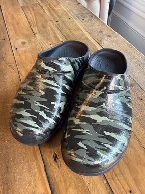 OOFOS Camo Clog Women's Size 9 OOcloog Black Gray